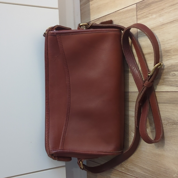 Coach Handbags - Vintage Coach Taylor bag 9944 British tan